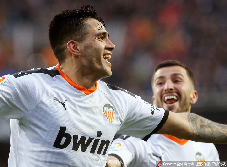 马克西-戈麦斯在进球后激情滑跪庆祝，身后的梅斯塔利亚球场陷入疯狂，看台上白色的蝙蝠旗帜迎风飘扬