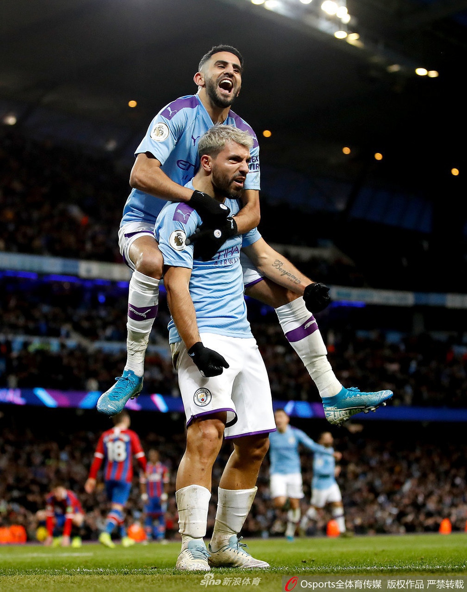 从埃弗顿租借而来的托松挥臂庆祝他的水晶宫处子球，这粒宝贵的进球让客场球迷陷入疯狂