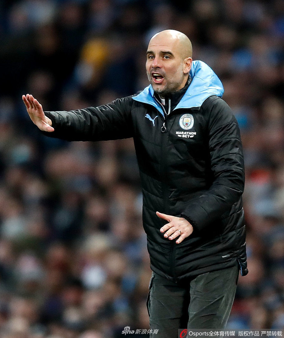 比赛结束后，上演梅开二度的阿圭罗神情茫然地与裁判交流，一场本该属于自己的英雄之夜被最后时刻的意外打破