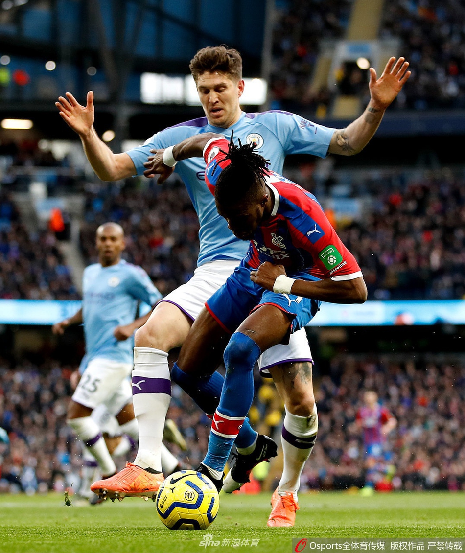 水晶宫边锋扎哈在左路如尖刀般强行突破曼城防守，他的传中最终导致了戏剧性的乌龙绝平进球