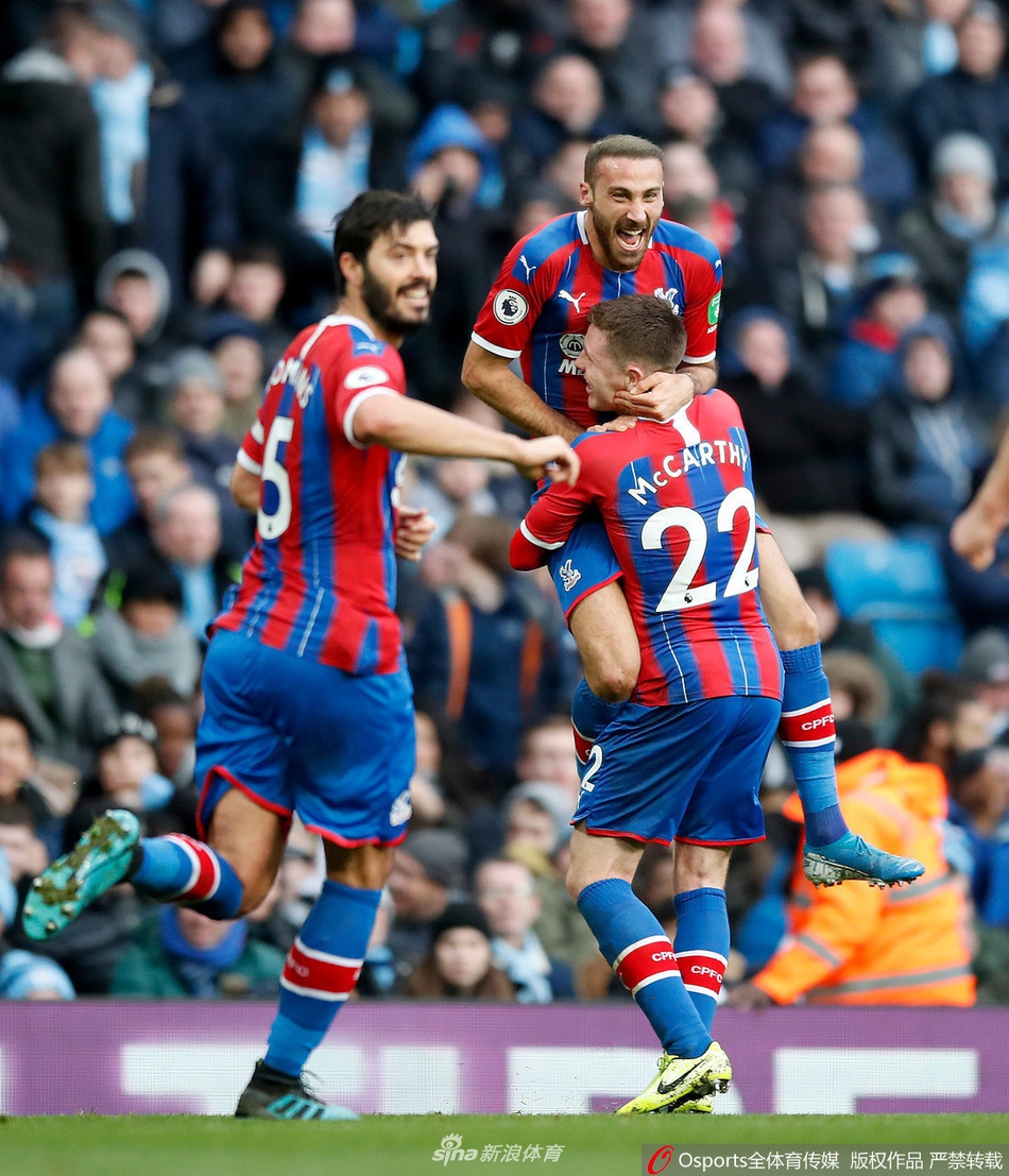 阿根廷射手阿圭罗霸气头球破门瞬间，他紧握拳头怒吼，五分钟内连入两球的壮举几乎让胜利触手可及