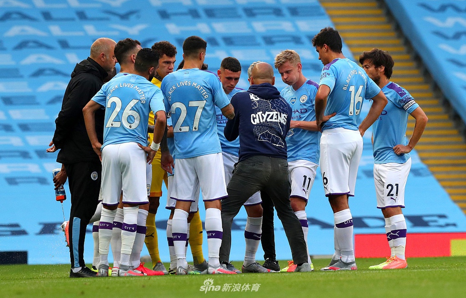 马赫雷斯晃过防守后劲射远角，皮球在空中划出一道优美弧线，门将扑救不及