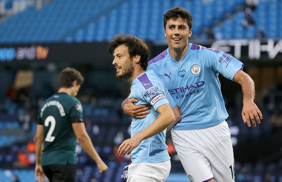 福登轰出世界波瞬间，皮球如出膛炮弹直窜死角，年轻的面庞上写满坚毅与杀气