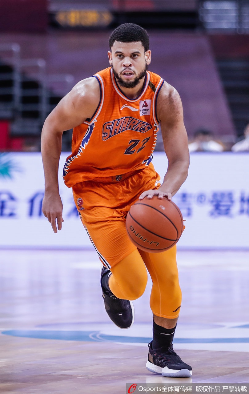 八一主帅王治郅在场边神色严峻地指挥,眼神中透露出对弟子们的期望与不甘