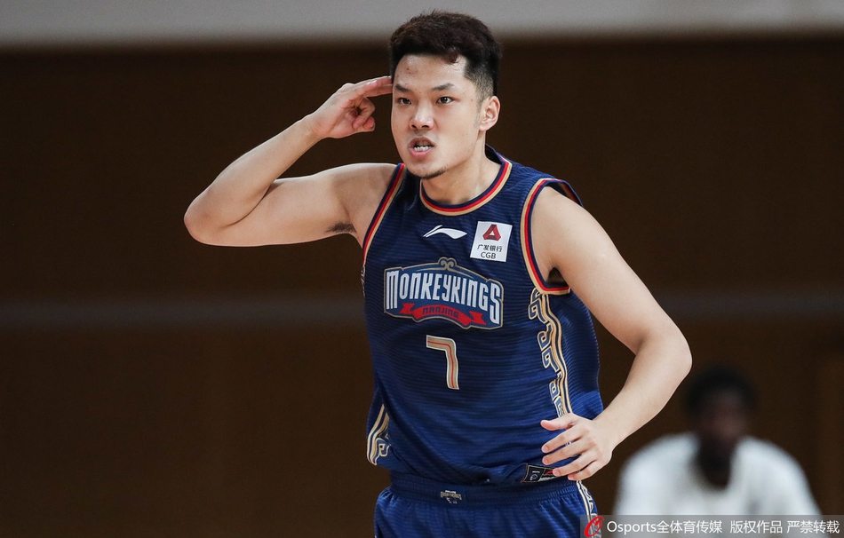 胜局已定后山东众将围成一圈,肩搭着肩怒吼庆祝,汗水与笑容交织成最硬汉的篮球画卷