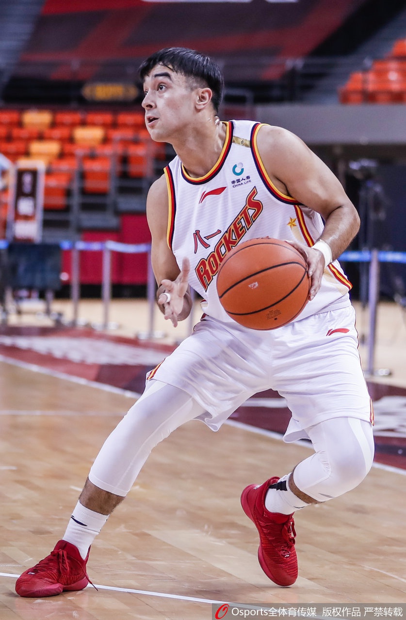 八一队小将运球强行突破,与上海队员发生激烈身体对抗,拼尽全力