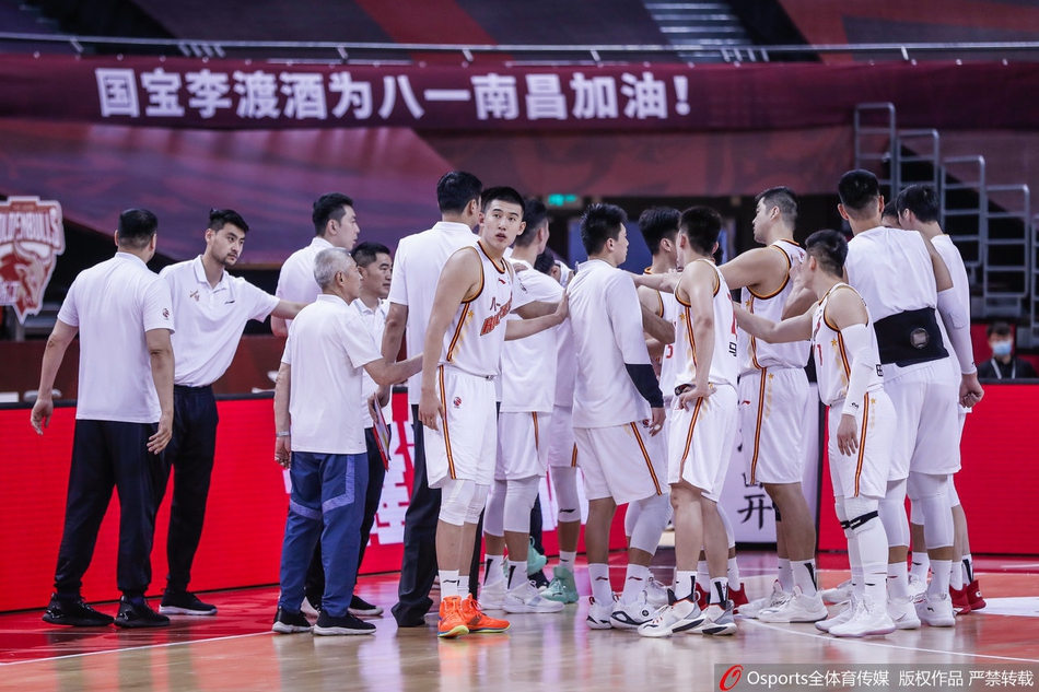 八一队内线核心付豪在重重防守下强行转身,眼神坚毅试图撕裂上海防线