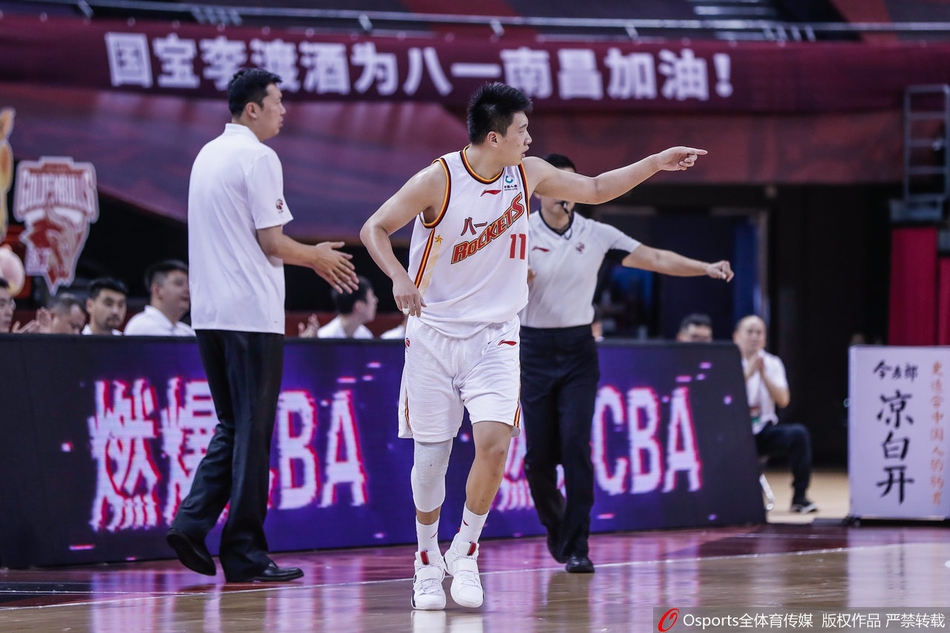 终场哨响后,上海队员与教练在场上激情拥抱,庆祝这场来之不易的逆转胜利