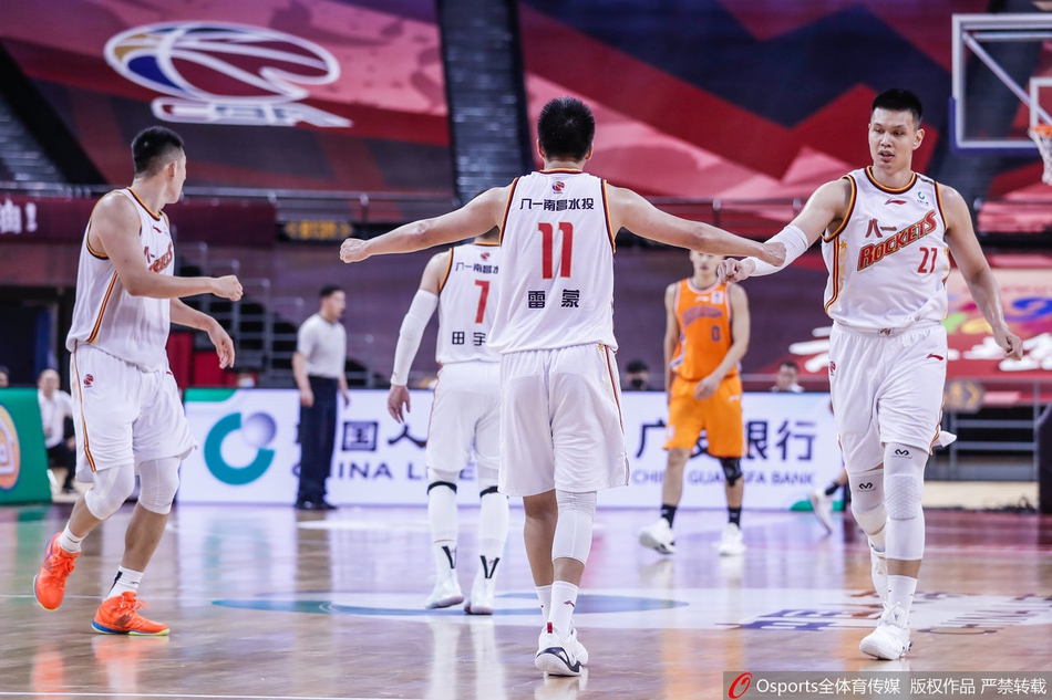 上海队鞠明欣在底角高高跃起,出手关键三分瞬间,皮球划出完美弧线