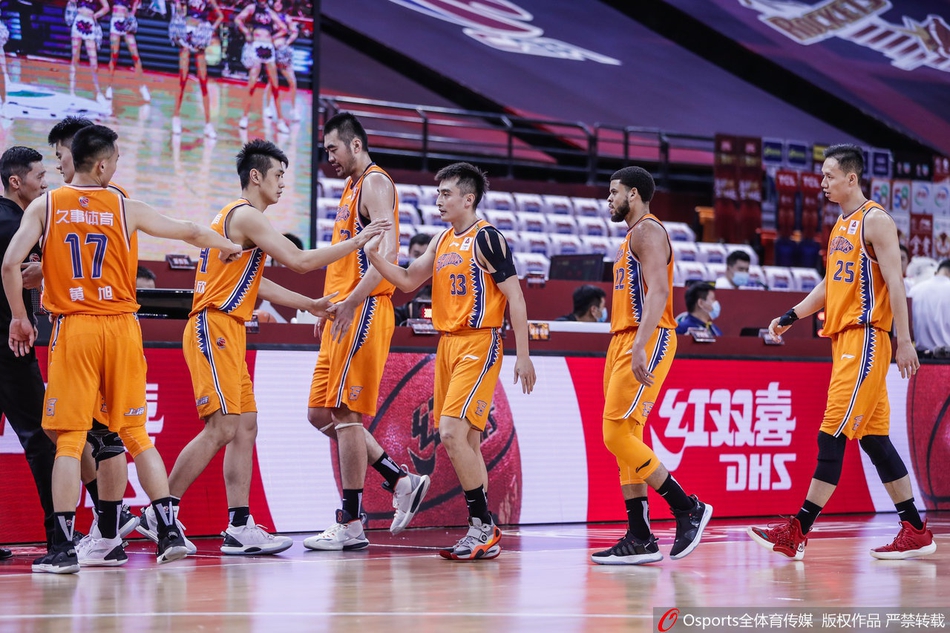 上海队外援麦卡勒姆面对八一球员贴身紧防,冷静护球寻找队友配合