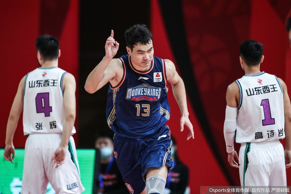 张辉迎着扑防的防守人,空中身体微微后仰,皮球划过一道彩虹弧线精准钻入网窝