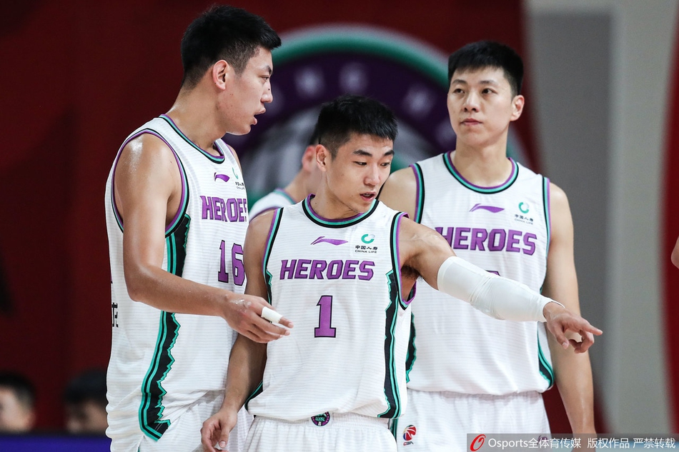 高诗岩如灵猫般贴身紧防西热力江,眼神中透着杀气,双手张开形成一道难以逾越的屏障