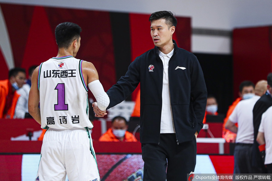 小鲨鱼陶汉林在对方内线群中旱地拔葱,单臂战斧劈扣震撼篮筐,防守球员只能无奈仰望