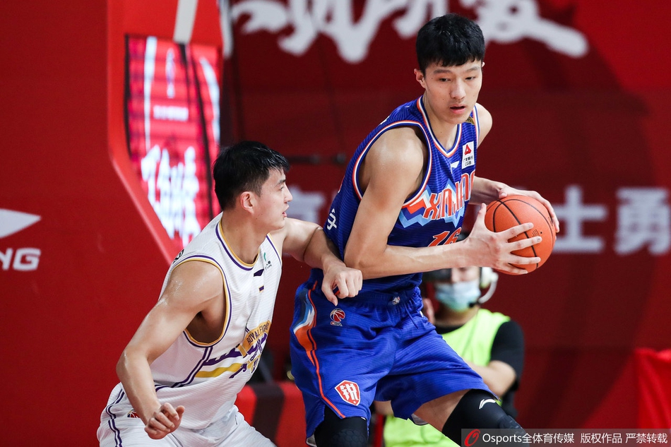 李根背身单打硬凿内线,凭借强壮的身体对抗后强行出手,捍卫着北控队的进攻领地