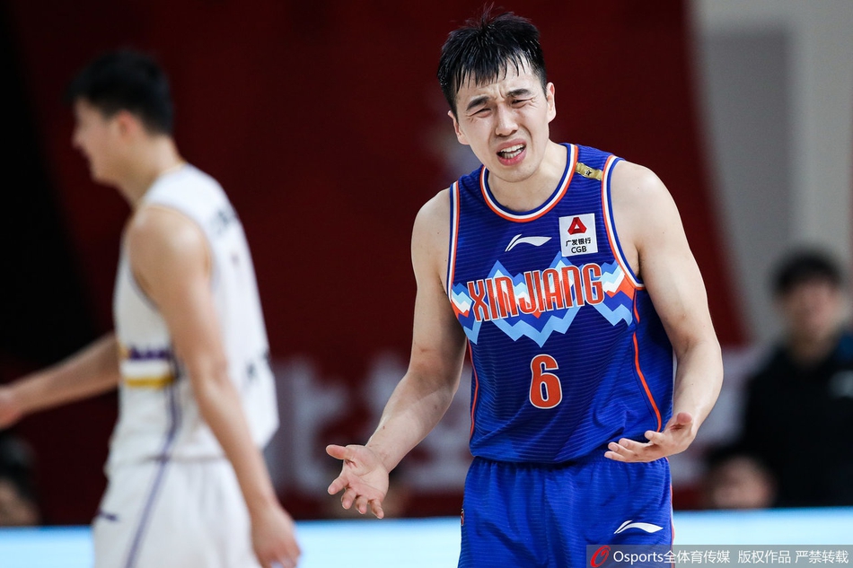 张帆化身冷血刺客,手起刀落三分球精准洞穿新疆队篮网,引爆主场球迷热情