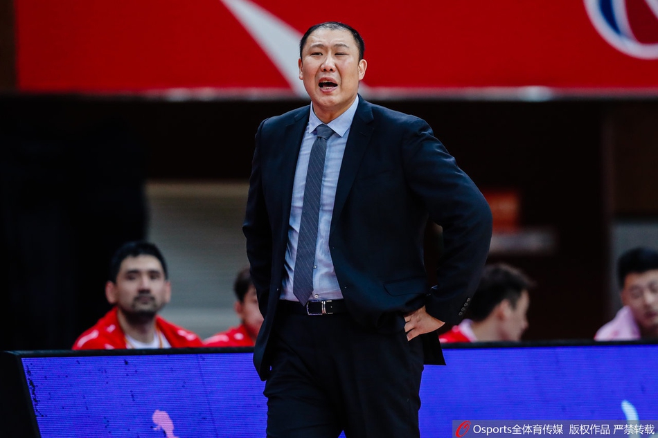 赛后天津球员围成一圈激情庆祝，八连败的阴霾在这一刻烟消云散，他们紧握双拳为这来之不易的赛季首胜怒吼。