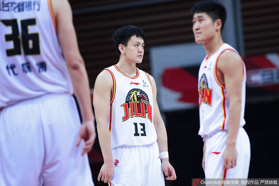 吉林核心姜宇星在三人合围中拼尽全力上篮，眼神中满是不甘与执着，空砍26分的落寞身影令人动容。