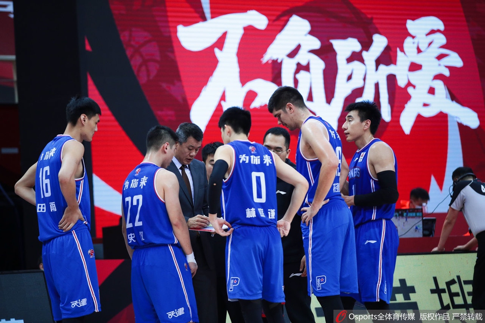 金鑫在底角命中三分后振臂高呼，全场19分的他如同出膛炮弹，用精准的投篮为天津队轰开了胜利之门。