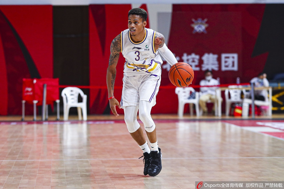 俞长栋面对旧主毫不手软,在内线翻江倒海强起暴扣,展现出统治级的篮下威慑力