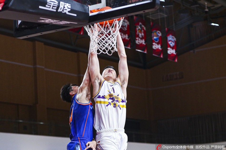 唐才育在多人围堵下强行突破上篮,眼神坚毅试图以一己之力撕开北控的铁桶防线