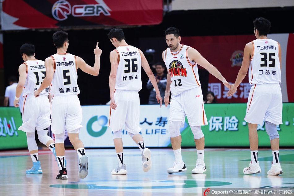 天津队长时德帅迎着防守强投三分，皮球在空中划出完美弧线，他紧握拳头的姿势点燃了替补席的无限激情。