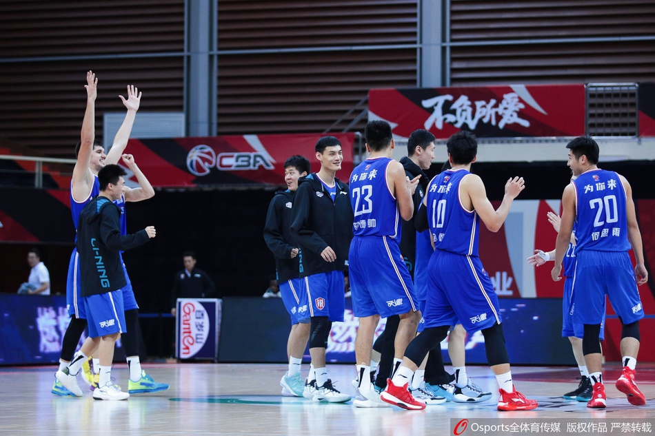 天津外援托多罗维奇在吉林内线群中强行起篮，如同巨塔般掌控禁区，用强悍的表现为球队的胜利奠定基石。