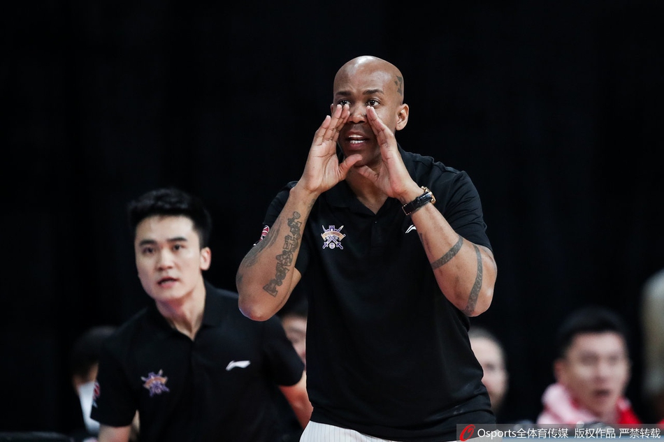 曾令旭节奏变幻摆脱防守,迎着北控内线封盖抛投出手,是老将捍卫尊严的奋力一搏