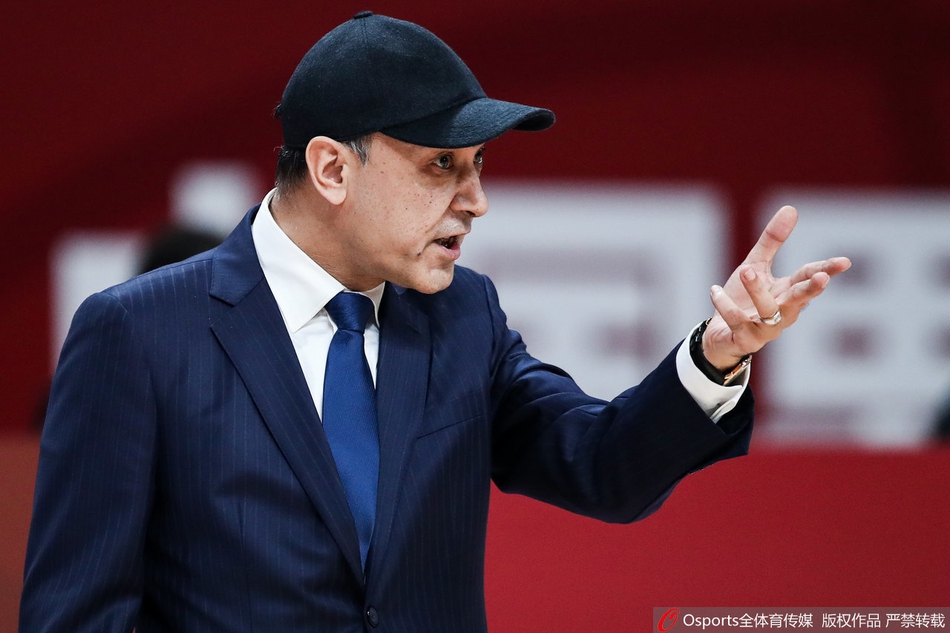 赛后北控众将围拢庆祝胜利,俞长栋与队友击掌相庆,脸上洋溢着大胜旧主的畅快笑意