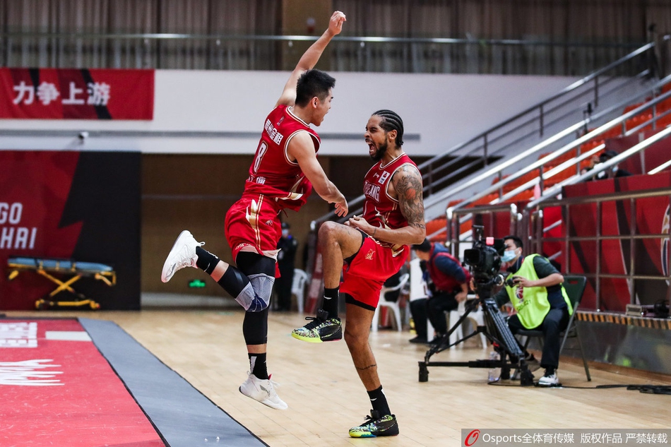 兰兹博格在完成绝杀后，被疯狂的队友们团团围住，这一刻他是球队的英雄，用一场不可思议的逆转书写了自己的传奇。