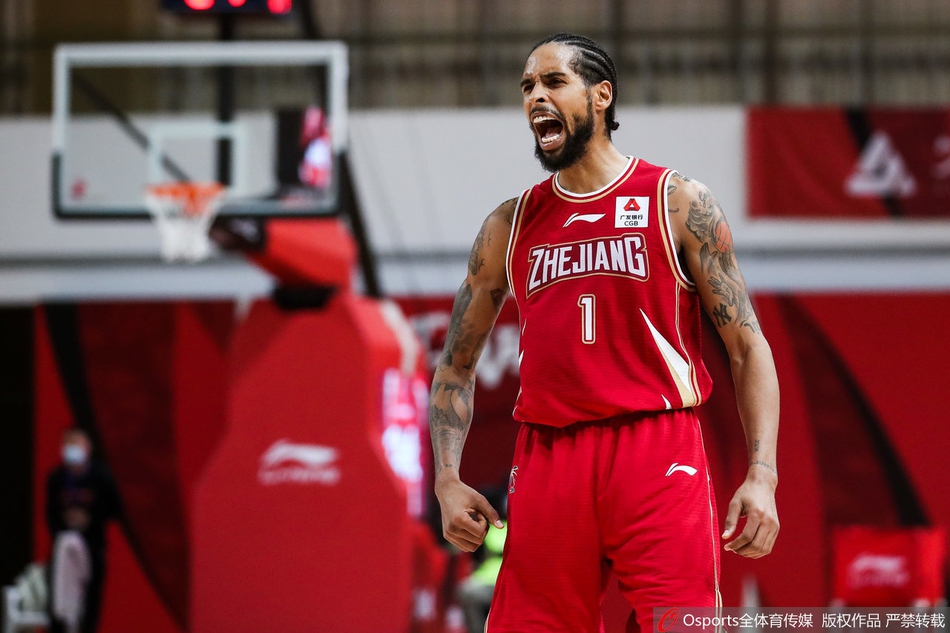 弗雷戴特眼神中带着无奈与不甘，他在这场比赛中倾其所有轰下51分，却只能目睹对手在自己的地盘上狂欢庆祝胜利。