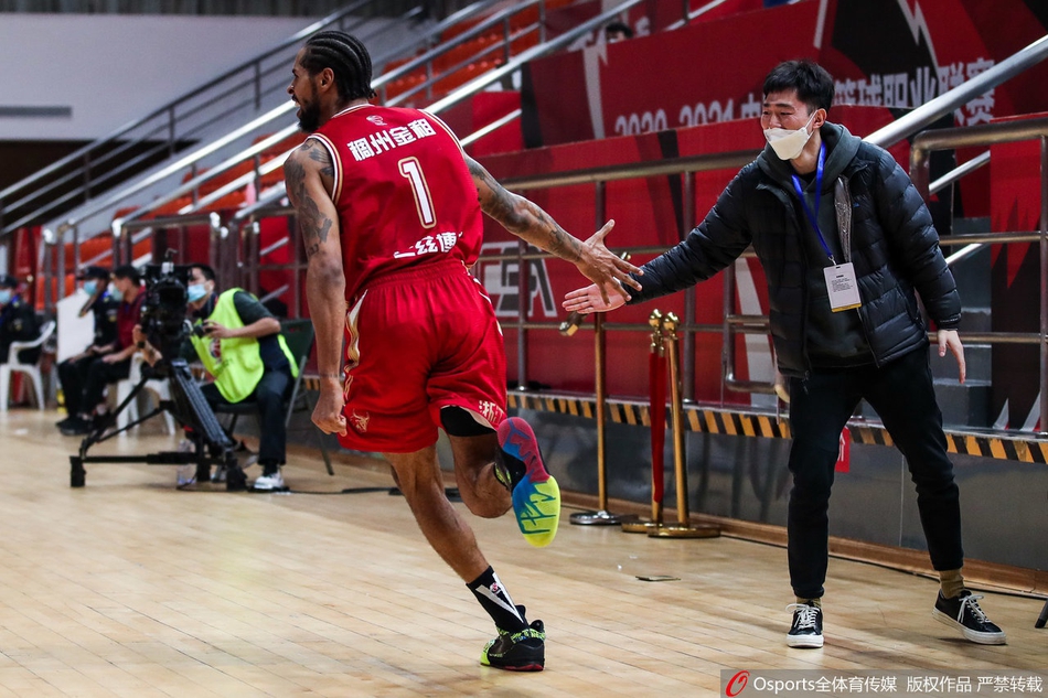 浙江外援兰兹博格面对防守球员的长臂干扰，跳起完成负角度的绝杀一击，皮球在空中划出一道美妙弧线，时间随之走完。