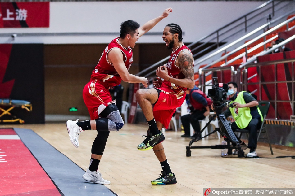 浙江主帅刘维伟在场边激情指挥，比赛中他经历了技术犯规的困扰和巨大分差的压力，但最终用一场胜利证明了球队的韧性。