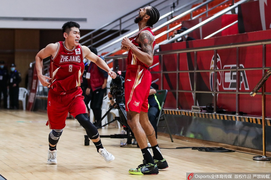 浙江队的吴前握拳怒吼，脸上写满了坚毅与霸气，他在关键时刻被罚下，但球队的胜利让他的怒吼充满了英雄主义的色彩。