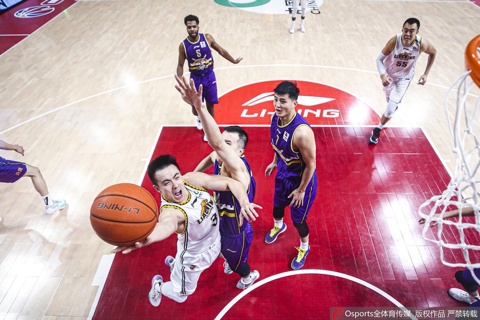 辽宁队的希望之星张镇麟高高跃起，在空中舒展身体完成了一记势大力沉的单手劈扣。这一刻，他仿佛无视了所有防守者，天赋二字在此刻得到了最直观的体现，燃爆了全场气氛。