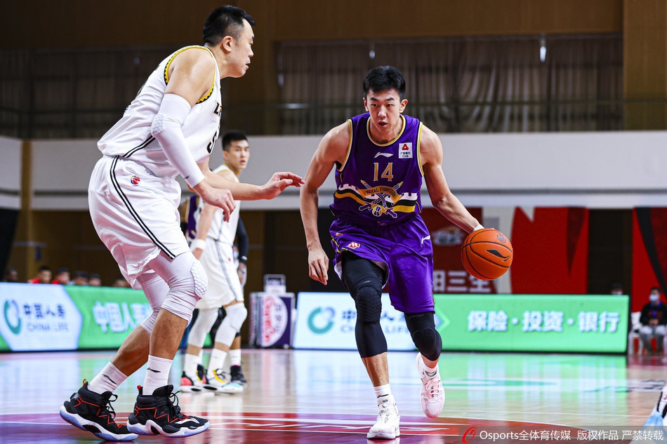 北控外援约瑟夫·杨面对赵继伟的贴身防守强行跳投。尽管他个人砍下19分，但在辽宁队整体的防守车轮战下，难以凭借一己之力挽回败局，只能无奈地接受这场实力悬殊的对决结果。
