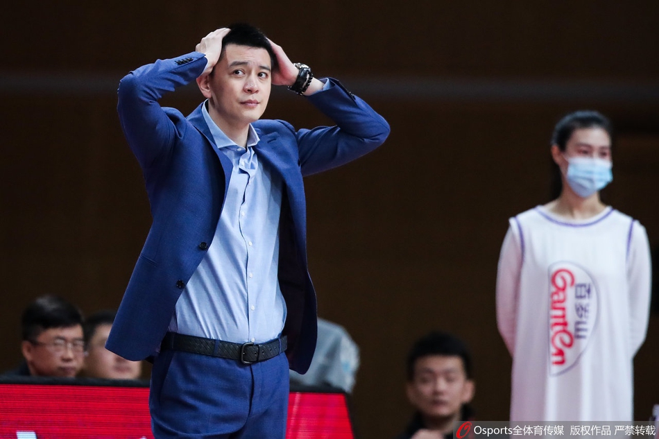 辽宁队内线核心韩德君展示细腻的篮下技术，他利用身体优势卡住位置后，轻巧地勾手投篮。此役大韩弹无虚发，以百分百的命中率统治了禁区，让北控的内线防守形同虚设。