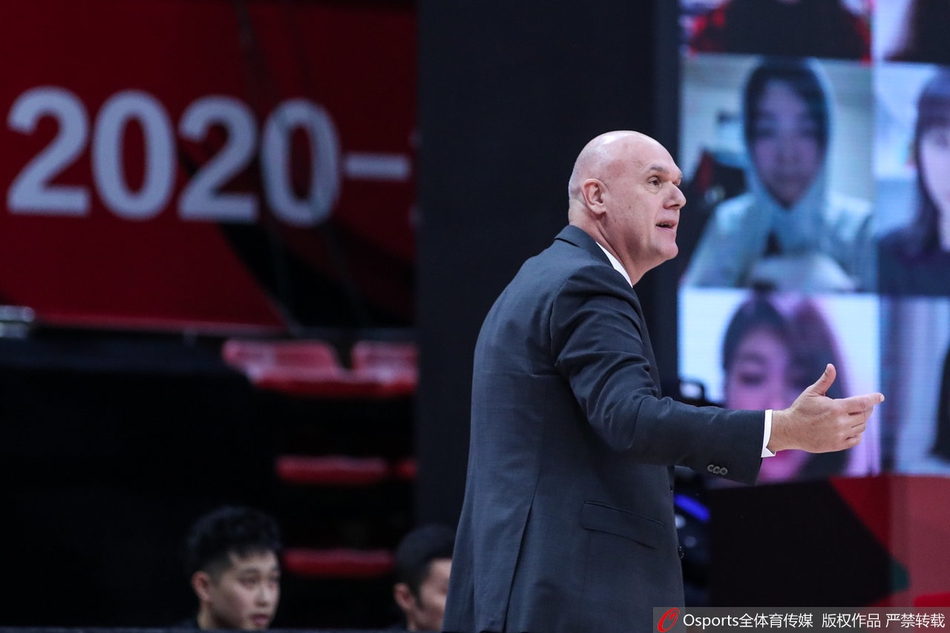 邓蒙与高登在边线展开贴身肉搏，肌肉碰撞的声音仿佛穿透了屏幕，诠释着CBA赛场上的顶级对抗强度。