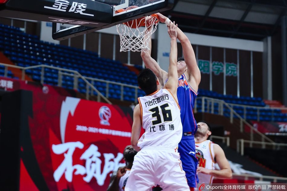 齐麟底角三分发炮，篮球在空中划过一道彩虹，应声入网！这位新疆小将在吉林队的严防下依然手起刀落，用19分7篮板的表现证明了自己的大心脏。