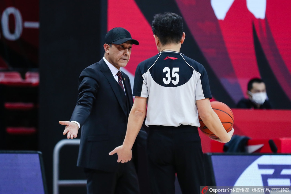 周琦面对吉林队的严防死守，利用身高优势轻松跳投，篮球越过防守者的指尖，空心入网，这一球吹响了新疆队末节总攻的号角。