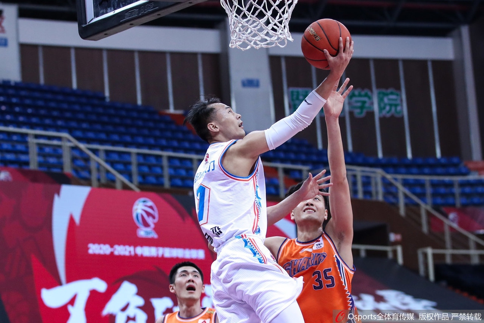 董瀚麟像一只展翅的雄鹰，在福建队内线高高跃起，这记势大力沉的单手劈扣不仅得到两分，更是在气势上完全压制了对手。