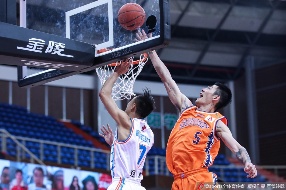 弗雷戴特握拳怒吼，脸上写满了胜利的坚毅与霸气，身后的记分牌定格在128-115，见证着这场来之不易的胜利。