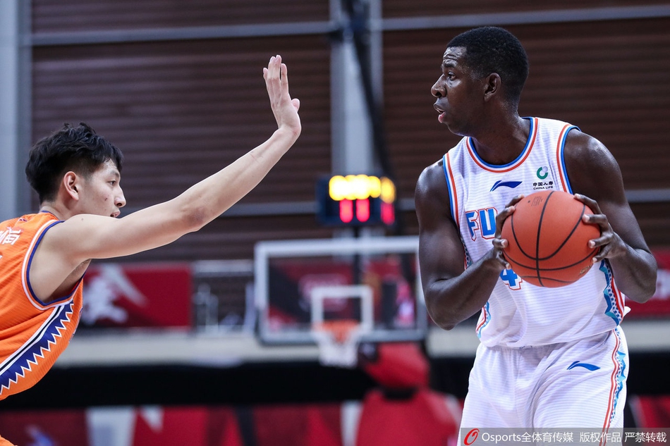 弗雷戴特在多人围堵下依然闲庭信步，指尖轻拨送出的传球仿佛划破诸暨夜空的流星，精准找到空位的队友。