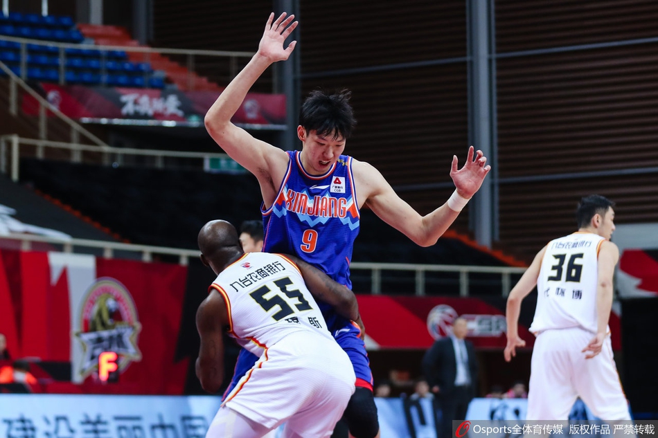 比赛结束后，获胜的新疆伊力特队员们围成一圈，紧握双拳，齐声怒吼，庆祝这场从落后15分到最终逆转7分的热血胜利，团队篮球的光芒在这一刻无比耀眼。