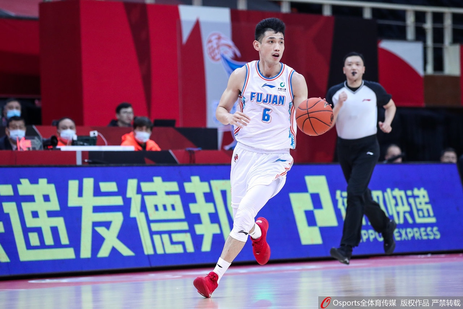 福建外援高登如同孤胆英雄，在宗赞的长臂干扰下依然自信出手，篮球在空中划出一道彩虹直钻网窝。