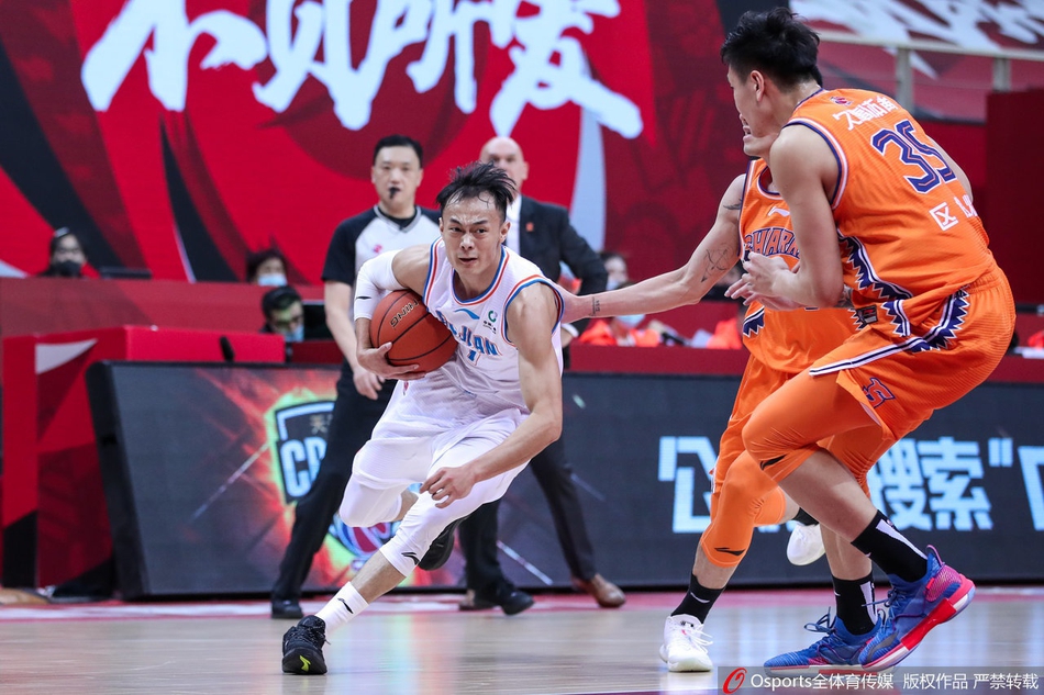 宗赞与刘铮双鬼拍门，在空中织起一张密不透风的防守大网，让福建队的这次进攻无功而返。