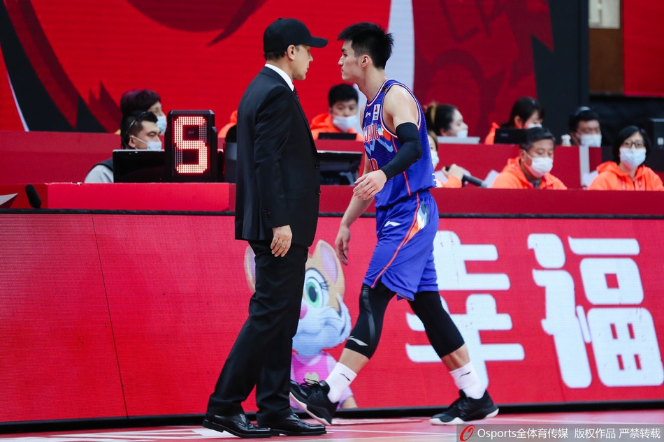 新疆队的曾令旭犹如灵猫般突破吉林队的防线，他轻巧地跃起，手指轻柔一拨，篮球划出一道美妙的弧线直奔篮筐，这是他全场25分中的关键一球。