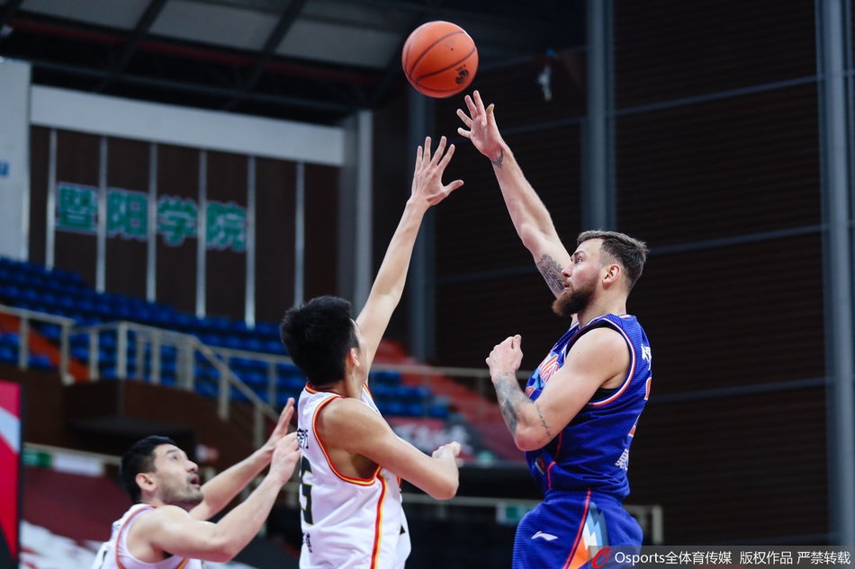 吉林队核心琼斯如同脚踏风火轮，在新疆队三人包夹的缝隙中依然强行突破上篮，身体在空中扭曲成一张弓，只为将球送入篮筐。