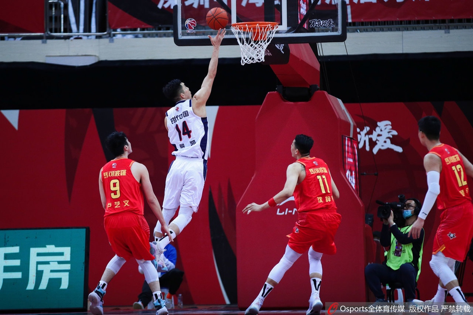 广州队外援摩尔面对深圳队的严密防守,突然加速变向甩开防守者,如同闪电般杀入内线,在他眼前的是深圳内线构筑的铜墙铁壁。