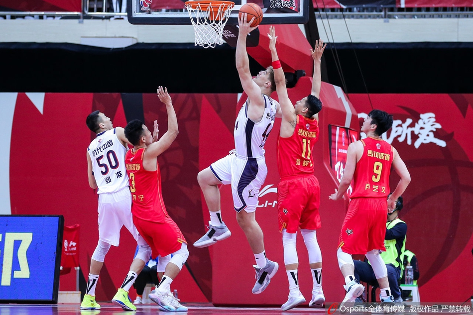 深圳队内线大闸沈梓捷用一记势大力沉的单手劈扣终结进攻,他的身体在空中完全舒展,仿佛要隔着防守球员将球砸进篮筐,引爆了全场激情。