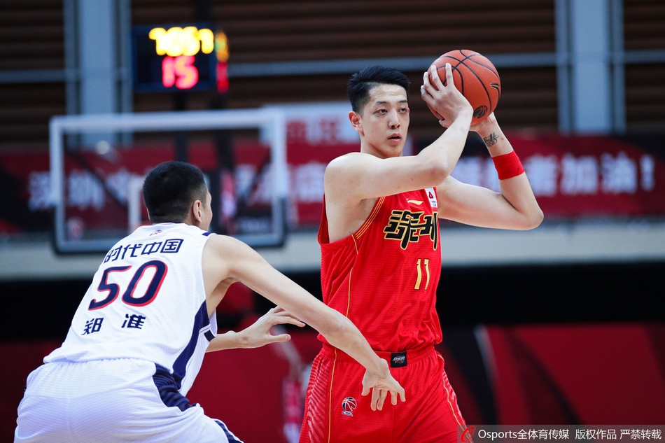 昔日NBA冠军成员斯贝茨在CBA赛场上展现出扎实的内线脚步,他背身扛开防守,利用经验在狭小的空间内勾手投篮,为广州队艰难取分。